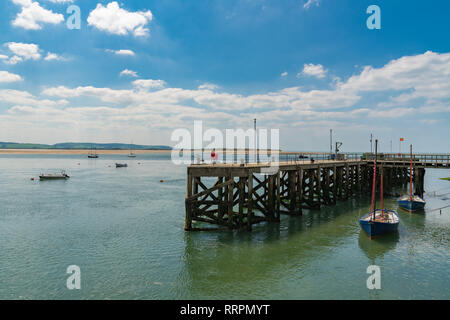 Aberdyfi, Gwynedd, Wales, Großbritannien, 25. Mai 2017: Blick vom Strand auf die Boote im Fluss Stockfoto