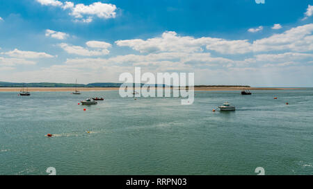 Aberdyfi, Gwynedd, Wales, Großbritannien, 25. Mai 2017: Blick vom Strand auf die Boote im Fluss Stockfoto