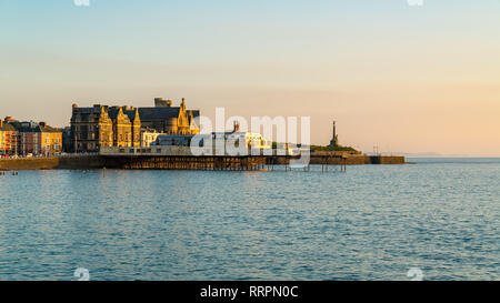 Aberystwyth, Ceredigion, Wales, Großbritannien, 25. Mai 2017: Abendlicher Blick über den Strand, die Seebrücke und die Alte Universität, Hochschule Stockfoto