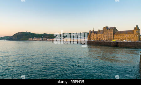 Aberystwyth, Ceredigion, Wales, Großbritannien, 25. Mai 2017: Abendlicher Blick über die Marine Terrasse mit Yr Hen Goleg (Aberystwyth University Old College) auf der Stockfoto