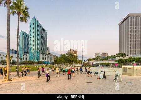 Zumba Klasse entlang der Tampa Riverwalk ein Fußgänger Trail entlang der Hillsborough River in Tampa, Florida. Stockfoto