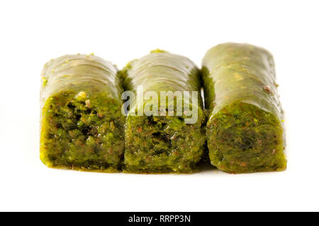 Gaziantep Baklava mit Pistazien auf weißem Hintergrund Stockfoto