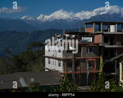 Gebäude im Dorf mit Schnee Bergen im Hintergrund, Kaluk, Sikkim, Indien Stockfoto