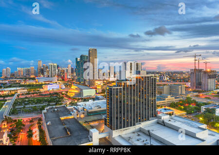 Miami, Florida, USA Antenne auf die Skyline in der Dämmerung. Stockfoto