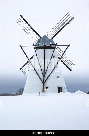 Windmühle in einer Winterlandschaft von Estland Stockfoto