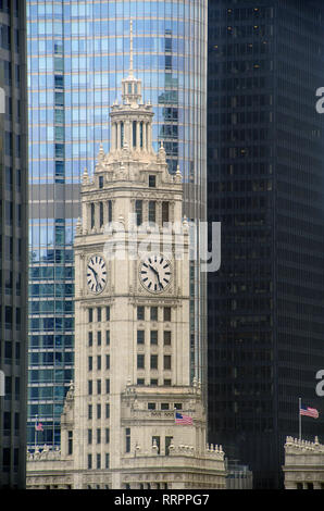 Alten Chicago Uhrturm mit gläsernen Wolkenkratzern Stockfoto