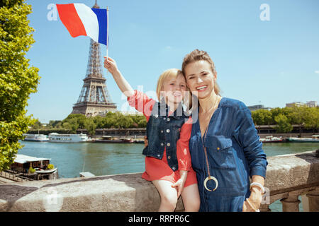 Portrait von lächelnden trendy Mutter und Tochter Touristen mit französischen Kennzeichen in Paris, Frankreich. Stockfoto