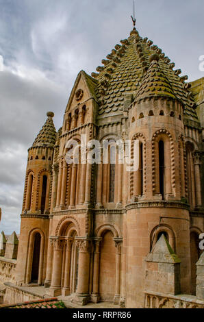 Detail der Torre del Gallo, romanische Turm der alten Kathedrale von Salamanca Stockfoto