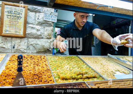 Ein Anbieter, der traditionelles Gebäck verkauft atl Yehuda Market in Jerusalem, Israel Stockfoto