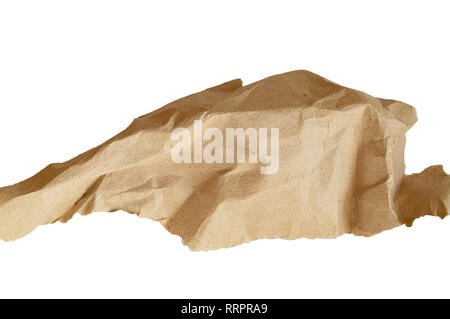 Braunes Packpapier und Textur, Clipping, auf weißem Hintergrund zerknittert. Stockfoto