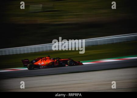 Barcelona, Spanien. 26 Feb, 2019. CHARLES LECLERC (MON) von Team Ferrari treibt in seinem in seinem SF 90 während Tag fünf der Formel 1 Winter Prüfung am Circuit de Catalunya Credit: Matthias Oesterle/Alamy leben Nachrichten Stockfoto