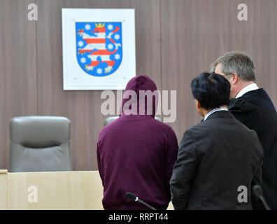 Gera, Deutschland. 26 Feb, 2019. Der Beklagte (L-R), Dolmetscherin und die Anwälte der Verteidigung sind über Verhandlungen gegen die mutmasslichen Moerder der ein chinesischer Student im Gerichtssaal des Landgerichts zu beginnen. Des da Office beschuldigt ihn des Mordes aus Habgier. Dies ist eine so genannte Verfahren. Dies betrifft die dauerhafte Unterbringung des Angeklagten in einem psychiatrischen Krankenhaus. Foto: Martin Schutt/dpa-Zentralbild/dpa/Alamy leben Nachrichten Stockfoto