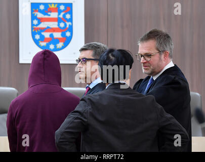 Gera, Deutschland. 26 Feb, 2019. Die Beklagte (l), die im Verdacht stehen, die Ermordung eines chinesischen Studenten, steht vor dem Beginn der Studie neben seinem Verteidiger Andreas Wiese (r) und Peter Tuppat (2. von rechts) und einen Dolmetscher im Gerichtssaal des Landgerichts. Des da Office beschuldigt ihn des Mordes aus Habgier. Dies ist eine so genannte Verfahren. Dies betrifft die dauerhafte Unterbringung des Angeklagten in einem psychiatrischen Krankenhaus. Foto: Martin Schutt/dpa-Zentralbild/dpa/Alamy leben Nachrichten Stockfoto