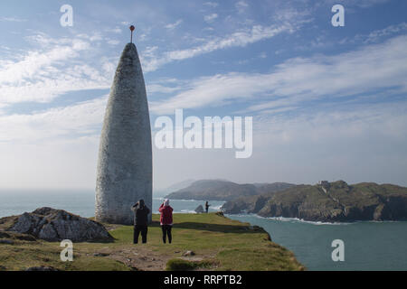 Die Rundumleuchte, Baltimore, West Cork, Irland, 26. Februar 2019 Mit die Sonne scheint und die Temperaturen bis zu 14 Grad, Einheimischen und Touristen gleichermaßen besucht den berühmten Leuchtturm auf der Landspitze mit Blick auf den Hafen von Baltimore und mit Kap Clare Island im Hintergrund. Credit: aphperspective/Alamy leben Nachrichten Stockfoto