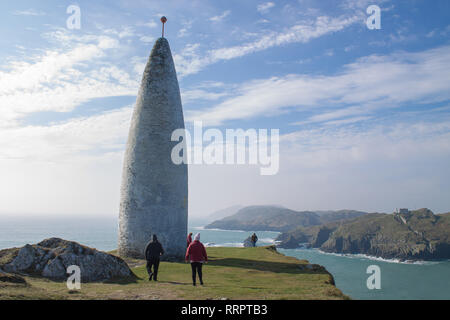 Die Rundumleuchte, Baltimore, West Cork, Irland, 26. Februar 2019 Mit die Sonne scheint und die Temperaturen bis zu 14 Grad, Einheimischen und Touristen gleichermaßen besucht den berühmten Leuchtturm auf der Landspitze mit Blick auf den Hafen von Baltimore und mit Kap Clare Island im Hintergrund. Credit: aphperspective/Alamy leben Nachrichten Stockfoto