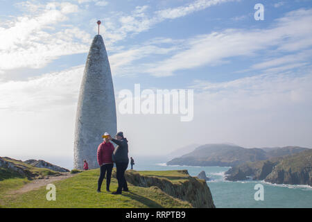 Die Rundumleuchte, Baltimore, West Cork, Irland, 26. Februar 2019 Mit die Sonne scheint und die Temperaturen bis zu 14 Grad, Einheimischen und Touristen gleichermaßen besucht den berühmten Leuchtturm auf der Landspitze mit Blick auf den Hafen von Baltimore und mit Kap Clare Island im Hintergrund. Credit: aphperspective/Alamy leben Nachrichten Stockfoto