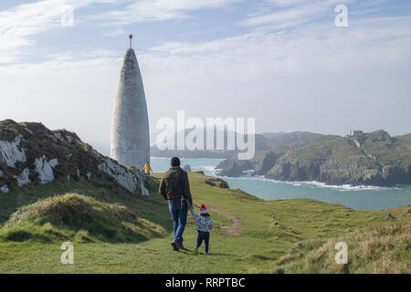 Die Rundumleuchte, Baltimore, West Cork, Irland, 26. Februar 2019 Mit die Sonne scheint und die Temperaturen bis zu 14 Grad, Einheimischen und Touristen gleichermaßen besucht den berühmten Leuchtturm auf der Landspitze mit Blick auf den Hafen von Baltimore und mit Kap Clare Island im Hintergrund. Credit: aphperspective/Alamy leben Nachrichten Stockfoto