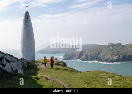 Die Rundumleuchte, Baltimore, West Cork, Irland, 26. Februar 2019 Mit die Sonne scheint und die Temperaturen bis zu 14 Grad, Einheimischen und Touristen gleichermaßen besucht den berühmten Leuchtturm auf der Landspitze mit Blick auf den Hafen von Baltimore und mit Kap Clare Island im Hintergrund. Credit: aphperspective/Alamy leben Nachrichten Stockfoto