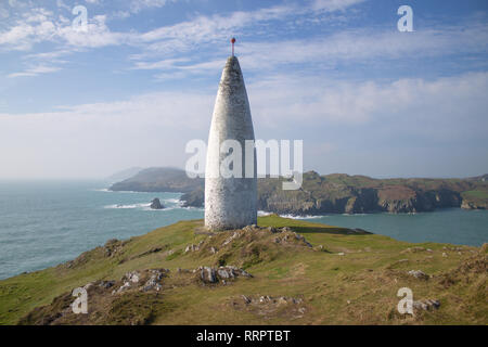 Die Rundumleuchte, Baltimore, West Cork, Irland, 26. Februar 2019 Mit die Sonne scheint und die Temperaturen bis zu 14 Grad, Einheimischen und Touristen gleichermaßen besucht den berühmten Leuchtturm auf der Landspitze mit Blick auf den Hafen von Baltimore und mit Kap Clare Island im Hintergrund. Credit: aphperspective/Alamy leben Nachrichten Stockfoto