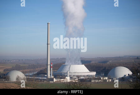 Neckarwestheim, Deutschland. 26 Feb, 2019. Dampf kommt aus dem Kühlturm (M) der Block 2 des Kernkraftwerks Neckarwestheim, daneben sind Einheiten 1 (l) und 2 (r) des Kernkraftwerks. Auf der Grundlage einer fiktiven schwerer Unfall im Kernkraftwerk Neckarwestheim, Behörden des Bundes und der Länder üben radiologischen Katastrophenschutz. Credit: Marijan Murat/dpa/Alamy leben Nachrichten Stockfoto