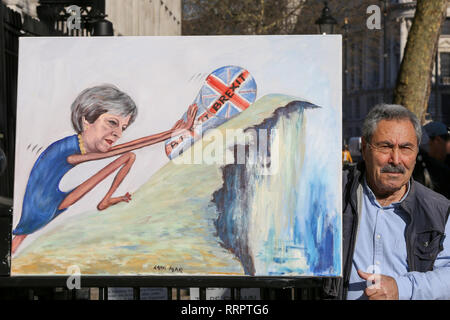 Westminster. London, UK, 26. Feb 2019 - politischer Künstler Kaya Mar hält eine neue Malerei von Premierminister Theresa kann außerhalb des Parlaments. Credit: Dinendra Haria/Alamy leben Nachrichten Stockfoto