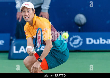 Dubai, VAE. 26. Februar, 2019. Kei Nishikori von Japan Uhren sein Schuss in der ersten Runde gegen Benoit Paire von Frankreich während der Dubai Duty Free Tennis Meisterschaft am Dubai International Tennis Stadium, Dubai, UAE am 26. Februar 2019. Foto von Grant Winter. Credit: UK Sport Pics Ltd/Alamy leben Nachrichten Stockfoto