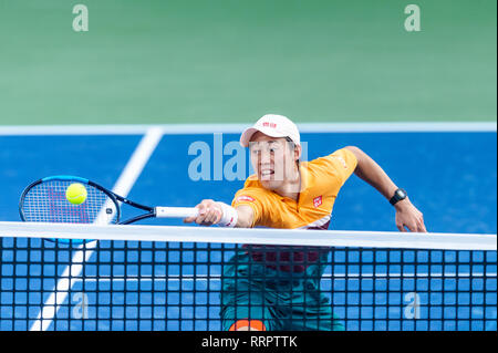 Dubai, VAE. 26. Februar, 2019. Kei Nishikori von Japan erreicht für den Ball in der ersten Runde gegen Benoit Paire von Frankreich während der Dubai Duty Free Tennis Meisterschaft am Dubai International Tennis Stadium, Dubai, UAE am 26. Februar 2019. Foto von Grant Winter. Credit: UK Sport Pics Ltd/Alamy leben Nachrichten Stockfoto