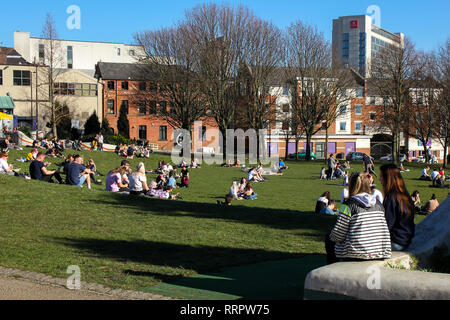 Devonshire Green, Sheffield, South Yorkshire, UK. 26. Februar 2019. Die Menschen genießen die Sonne am Mittag auf der Devonshire Green in Sheffield. Credit: Alamy leben Nachrichten Stockfoto