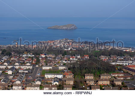 North Berwick, Vereinigtes Königreich. 26. Februar 2019. Anzeigen von Berwick Gesetz des sonnigen Wetters über den East Lothian Küstenort North Berwick, Schottland. Anzeigen von Berwick Gesetz, Craigleith sichtbar. Quelle: Craig Brown/Alamy leben Nachrichten Stockfoto