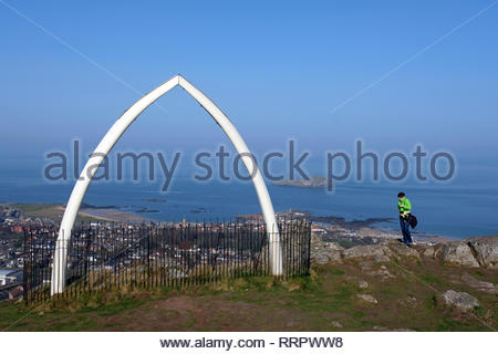 North Berwick, Vereinigtes Königreich. 26. Februar 2019. Die Menschen genießen das sonnige Wetter in die lothian Küstenort North Berwick, Schottland. Anzeigen von Berwick Gesetz, Craigleith sichtbar. Quelle: Craig Brown/Alamy leben Nachrichten Stockfoto