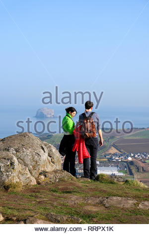 North Berwick, Vereinigtes Königreich. 26. Februar 2019. Die Menschen genießen das sonnige Wetter in die lothian Küstenort North Berwick, Schottland. Anzeigen von Berwick Gesetz, Bass Rock sichtbar. Quelle: Craig Brown/Alamy leben Nachrichten Stockfoto