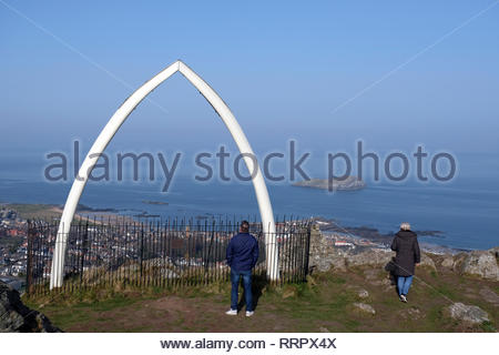 North Berwick, Vereinigtes Königreich. 26. Februar 2019. Die Menschen genießen das sonnige Wetter in die lothian Küstenort North Berwick, Schottland. Anzeigen von Berwick Gesetz, Craigleith sichtbar. Quelle: Craig Brown/Alamy leben Nachrichten Stockfoto