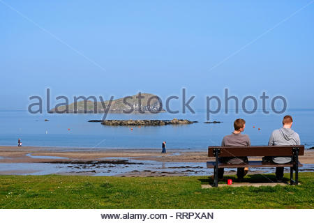 North Berwick, Vereinigtes Königreich. 26. Februar 2019. Die Menschen genießen das sonnige Wetter in die lothian Küstenort North Berwick, Schottland. West Bay Beach und Craigleith sichtbar. Quelle: Craig Brown/Alamy leben Nachrichten Stockfoto