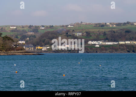 Am Kai, Union Halle, West Cork, Irland, 26. Februar 2019 Mit die Sonne scheint und die Temperaturen bis zu 14 Grad, Union Hall Quay war wie ein Sommertag mit klarem Himmel und eine leichte Brise. Credit: aphperspective/Alamy leben Nachrichten Stockfoto