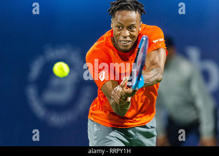 Dubai, VAE. 26 Feb, 2019. Gael Monfils von Frankreich Uhren, die Kugel in der ersten Runde gegen Marin Cilic Kroatien während der Dubai Duty Free Tennis Meisterschaft am Dubai International Tennis Stadium, Dubai, UAE am 26. Februar 2019. Foto von Grant Winter. Credit: UK Sport Pics Ltd/Alamy leben Nachrichten Stockfoto