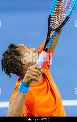 Dubai, VAE. 26 Feb, 2019. Gael Monfils von Frankreich dient in der ersten Runde gegen Marin Cilic Kroatien während der Dubai Duty Free Tennis Meisterschaft am Dubai International Tennis Stadium, Dubai, UAE am 26. Februar 2019. Foto von Grant Winter. Credit: UK Sport Pics Ltd/Alamy leben Nachrichten Stockfoto