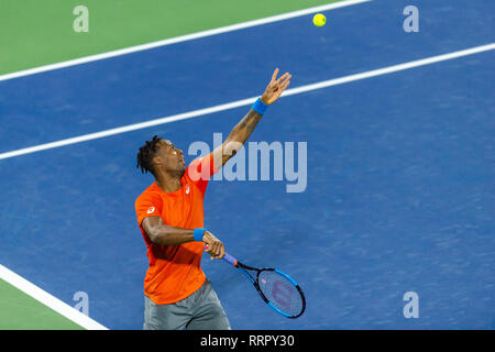 Dubai, VAE. 26 Feb, 2019. Gael Monfils von Frankreich dient in der ersten Runde gegen Marin Cilic Kroatien während der Dubai Duty Free Tennis Meisterschaft am Dubai International Tennis Stadium, Dubai, UAE am 26. Februar 2019. Foto von Grant Winter. Credit: UK Sport Pics Ltd/Alamy leben Nachrichten Stockfoto