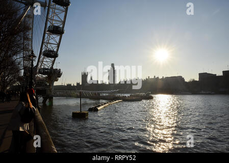 Southbank, London, UK. 26. Februar 2019. Niedrige Winter Sonne und warm in London. Quelle: Matthew Chattle/Alamy leben Nachrichten Stockfoto