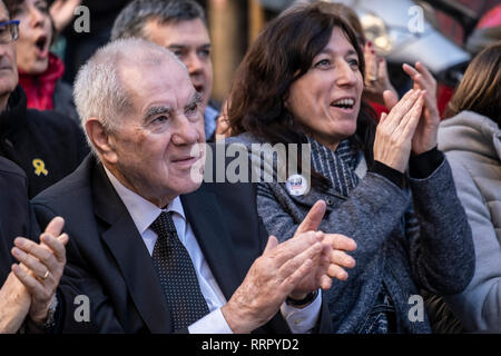 Barcelona, Spanien. 26 Feb, 2019. Der Kandidat für den Rat der Stadt Barcelona von ERC, Ernest P. Maragall wird nach der Übertragung der Erklärung von Jordi Cuixart gesehen. Mehr als zweihundert Menschen haben die Erklärung der souveräne leader Jordi Cuixart, Präsident von 'mnium, durch einen riesigen Bildschirm, auf dem die kulturelle Einheit vor ihren Sitz installiert hat. Credit: SOPA Images Limited/Alamy leben Nachrichten Stockfoto