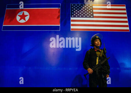 Hanoi, Vietnam. 27 Feb, 2019. Ein bewaffneter Polizist wacht vor der Demokratischen Volksrepublik Korea-USA-Gipfel in Hanoi Schild vor der Trumpf Kim zweitaegigen Gipfeltreffen ab Februar 27./28. Quelle: Christopher Jue/ZUMA Draht/Alamy leben Nachrichten Stockfoto