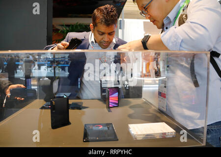 Barcelona, Spanien. 26 Feb, 2019. Die Besucher des Mobile World Congress 2019 in Barcelona wird in der Lage sein, die Falten Dragon Scharnier am Mobiltelefon in der TLC-Stand zu sehen. Credit: Clara Margais/dpa/Alamy leben Nachrichten Stockfoto