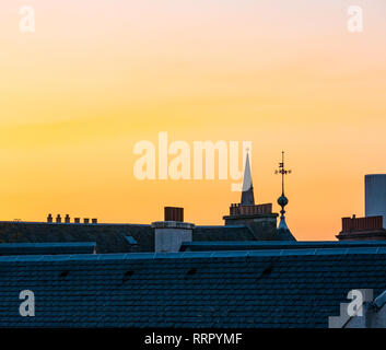 Leith, Edinburgh, Schottland, Vereinigtes Königreich, 26. Februar 2019. UK Wetter: Eine orange Glühen im Himmel bei Sonnenuntergang über dem alten Leith Dächer auf eine rekordverdächtige Winter gesehen mit den heißesten Winter Temperatur Stockfoto