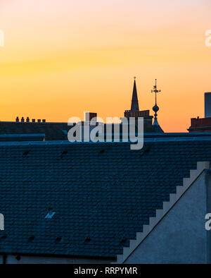 Leith, Edinburgh, Schottland, Vereinigtes Königreich, 26. Februar 2019. UK Wetter: Eine orange Glühen im Himmel bei Sonnenuntergang über dem alten Leith Dächer auf eine rekordverdächtige Winter gesehen mit den heißesten Winter Temperatur Stockfoto