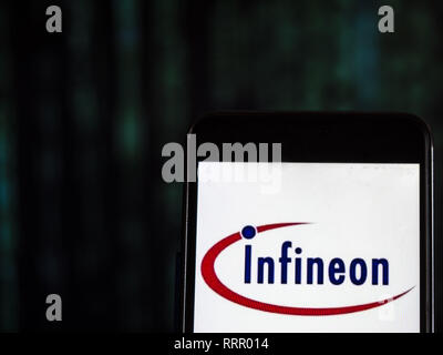 In der Ukraine. 8 Nov, 2018. Infineon Technologies Semiconductor Manufacturing Company Logo gesehen auf einem Smartphone angezeigt. Quelle: Igor Golovniov/SOPA Images/ZUMA Draht/Alamy leben Nachrichten Stockfoto