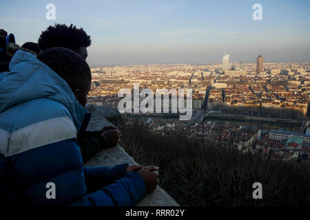 Lyon, Frankreich, 26. Februar 2019: eine Ansicht zeigt Lyon Metropole (Zentral-ost-Frankreich) als am 26. Februar 2019 von Fourviere Basilica Plattform gesehen, mit einem Dunst der Micro-particules bedeckt, als eine schwere Welle der Verschmutzung der Stadt trifft. Foto: Serge Mouraret/Alamy leben Nachrichten Stockfoto