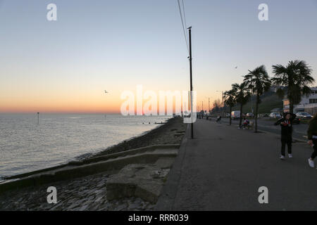 Southend On Sea, Essex, Großbritannien. 26 Feb, 2019. Ein Roter Sonnenuntergang am Strand in Southend on Sea. Suche entlang der Themse in Richtung Canvey Island und darüber hinaus. Credit: Penelope Barritt/Alamy leben Nachrichten Stockfoto