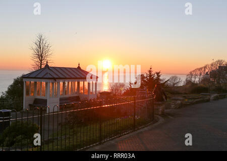 Southend On Sea, Essex, Großbritannien. 26 Feb, 2019. Ein Roter Sonnenuntergang am Strand in Southend on Sea. Suche entlang der Themse in Richtung Canvey Island und darüber hinaus. Credit: Penelope Barritt/Alamy leben Nachrichten Stockfoto