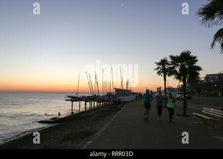 Southend On Sea, Essex, Großbritannien. 26 Feb, 2019. Ein Roter Sonnenuntergang am Strand in Southend on Sea. Suche entlang der Themse in Richtung Canvey Island und darüber hinaus. Credit: Penelope Barritt/Alamy leben Nachrichten Stockfoto