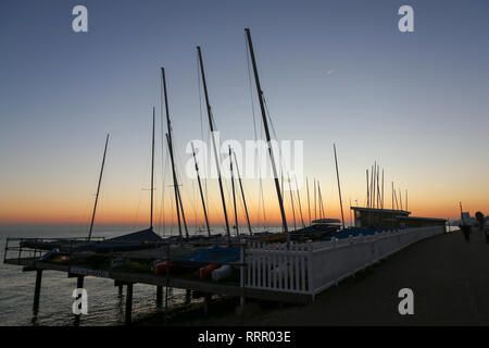 Southend On Sea, Essex, Großbritannien. 26 Feb, 2019. Ein Roter Sonnenuntergang am Strand in Southend on Sea. Suche entlang der Themse in Richtung Canvey Island und darüber hinaus. Credit: Penelope Barritt/Alamy leben Nachrichten Stockfoto