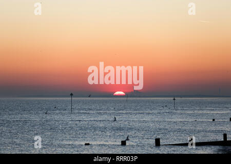 Southend On Sea, Essex, Großbritannien. 26 Feb, 2019. Ein Roter Sonnenuntergang am Strand in Southend on Sea. Suche entlang der Themse in Richtung Canvey Island und darüber hinaus. Credit: Penelope Barritt/Alamy leben Nachrichten Stockfoto